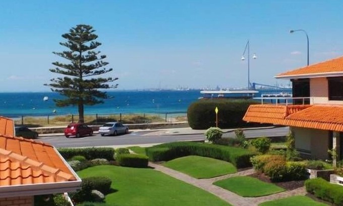 Rockingham Apartment | Bayside Apartment Rockingham, opposite the beach