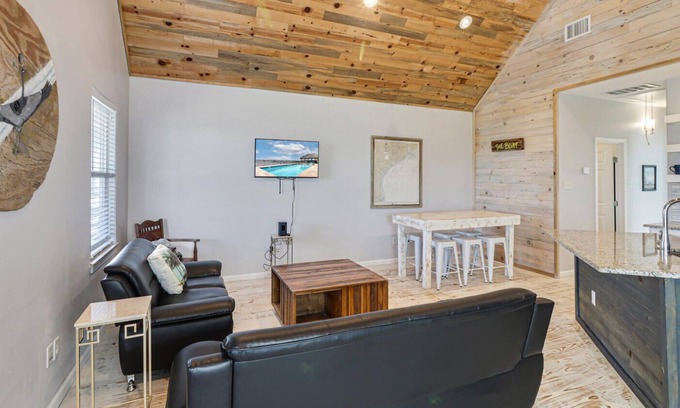 Flour Bluff House | Bayside Home in Laguna Village w/ Pool & Marina