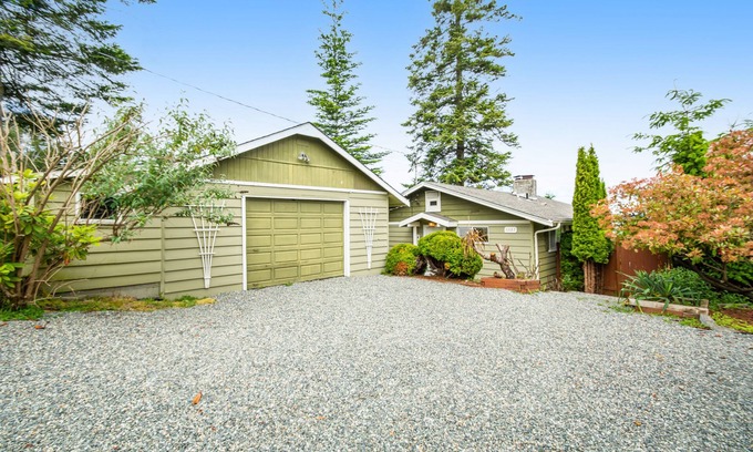 Blaine House | Bayview home near the border with a washer/dryer & deck - dogs welcome