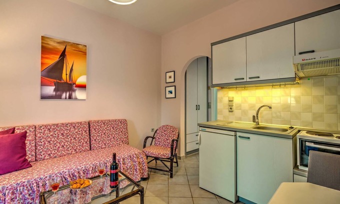 Agios Dimitrios Apartment | bbq, backyard, Of Amoudara, full Kitchen, parking-3