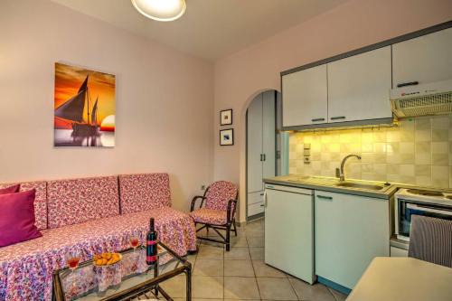 Agios Dimitrios Apartment | bbq, backyard, Of Amoudara, full Kitchen, parking-3