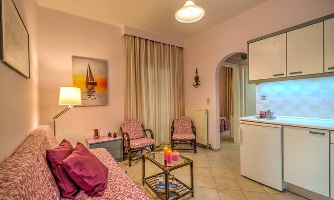 Agios Dimitrios Apartment | Bbq, balcony, 42mbps, king, backyard, full Kitchen-1
