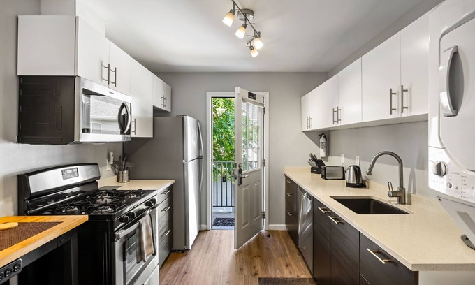 Midtown Apartment | (BC1bD) Safe + Clean Condo only Blocks from Piedmont Hospital