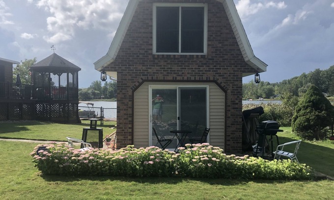 Vandalia Cottage | Be Our Guest-House on Lewis Lake