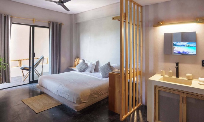Santa Maria Apartment | Beach 1 Min Pool AC Bedroom Cleaned Daily