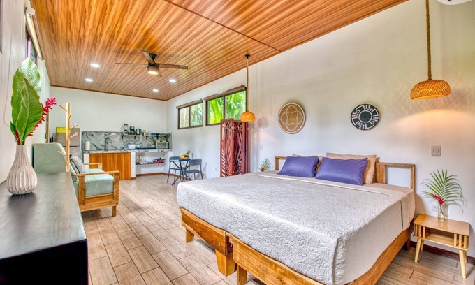 Cocles Apartment | Beachfront Studio - Direct Beach Access, Fast Wifi & AC