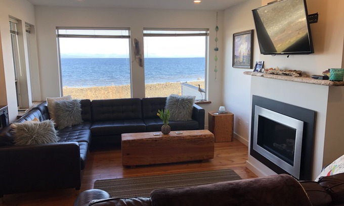 Campbell River House | Beach front Duplex on Stories beach near Campbell River