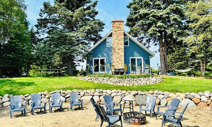 Port Hope House | Beach front house ποΈ 3 BDR each with a King π 10 Minutes to Port Austin π
!