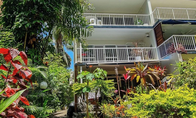 Yorkeys Knob Apartment | 'Beach Haven' at Yorkeys Knob. Beachfront Apartment for 4 guests.