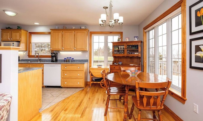 Anglo Rustico House | Beach Hill Cottage with Beautiful Water View