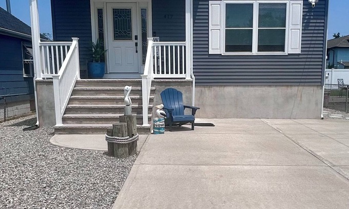 Ocean Gate House | Beach house 1 block from the beach 🏝 game/dining table and fire pit.