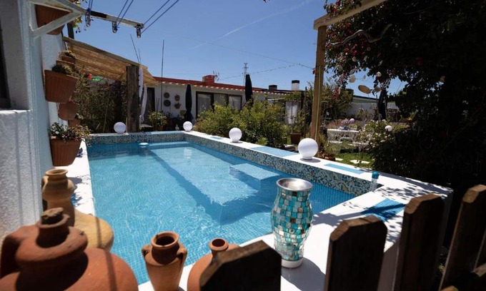 Torreira House | Beach House Babylon guest house with kitchenette and garden