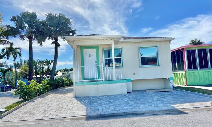 Hutchinson Island South Cottage | BEACH HOUSE Walk to Private Beach, Pool, & Restaurants