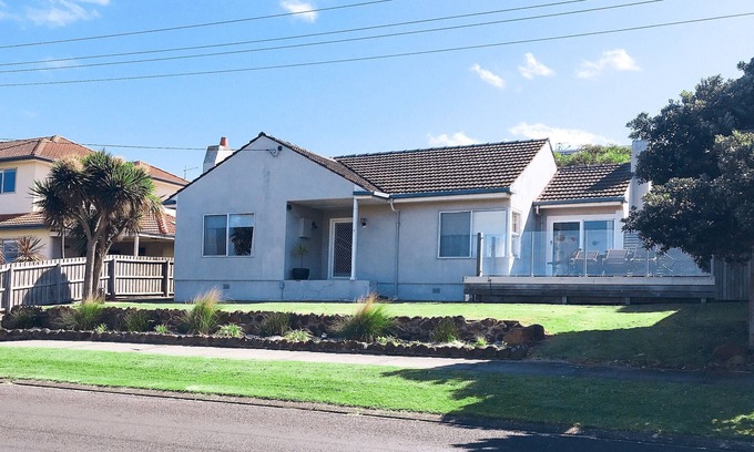 Warrnambool House | BEACH POINT COTTAGE, Pet Friendly, Walk to the Beach and Free WIFI