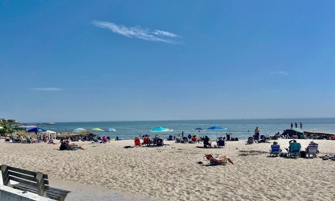 Niantic House | Beach Ready 3-bdrm house, Short Walk to Private Beach and Park, Lots of Parking