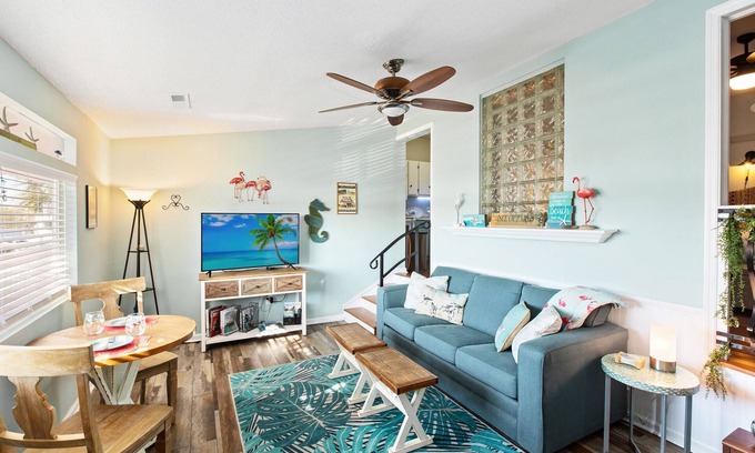 Isle of Palms Condo | Beach Vibes #204 Beautiful 1 BD + Sleeper Sofa, Pool, 4 Min Walk to Beach