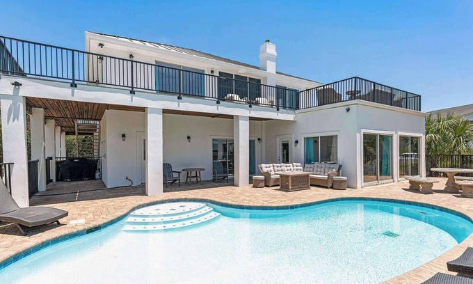 Holiday Isle House | Beach Views, Water Taxi, Pool | The White Pearl