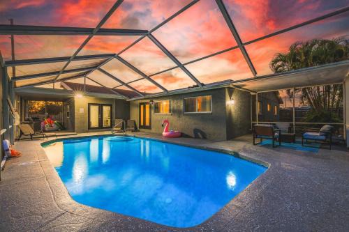 Pinellas Park House | Beach Villa Private pool fire pit 6mi to beach