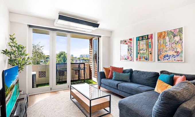 St Kilda West Apartment | Beachfront 2-Bed Apartment with Balcony