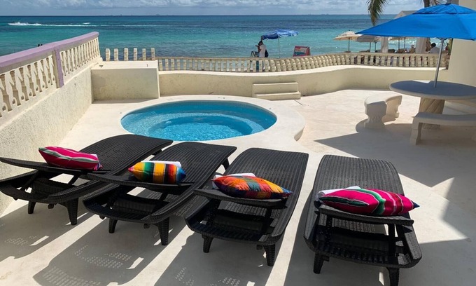 Playa del Carmen Condo | Beachfront 2 bed 2 bath condo in the Heart of Playa del Carmen with jacuzzi pool
