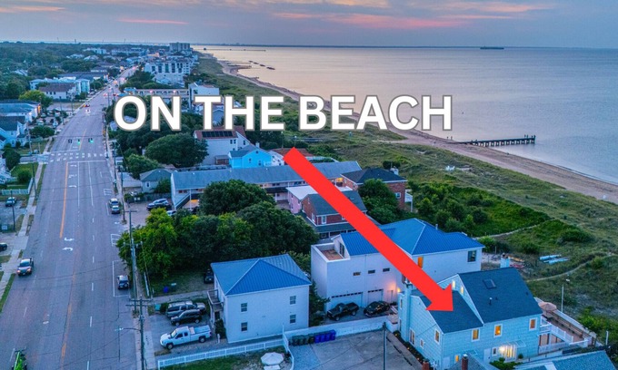 Bayview House | Beachfront 2BD+Den: DirectAccess|FencedYard|DogsOK