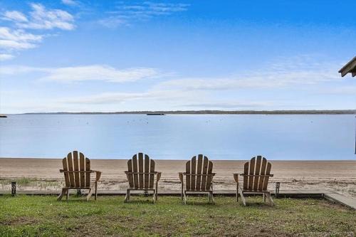 East Shore Apartment | Beachfront Apartment - 8 min from downtown