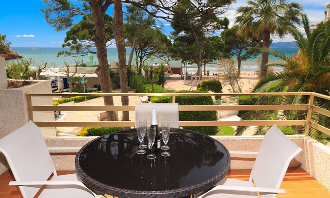 Salou Apartment | Beachfront Apartment with Pool & WiFi · UHC PLAYAMERO 153