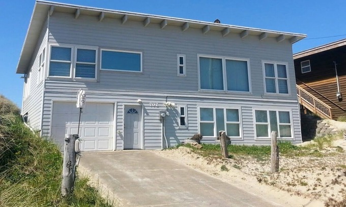 Bayshore House | Beachfront Bliss: 3 BR, 2 Master Suites, Jetted Tubs & Direct Access