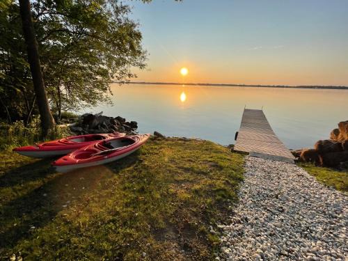 Cressy House | Beachfront Cottage in Prince Edward County
