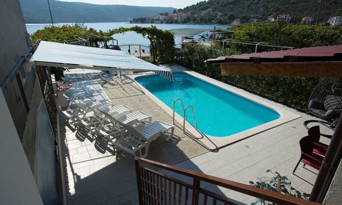 Poljica House | Beachfront Holiday Home with pool MaMi