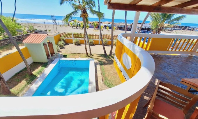 Poneloya House | Beachfront House with Pool - Perfect for 12 People
