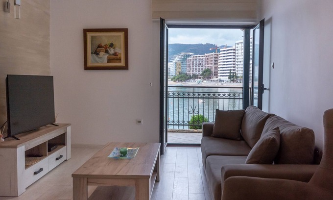 Przno Apartment | Beachfront Seaview Apartment in Rafailovici