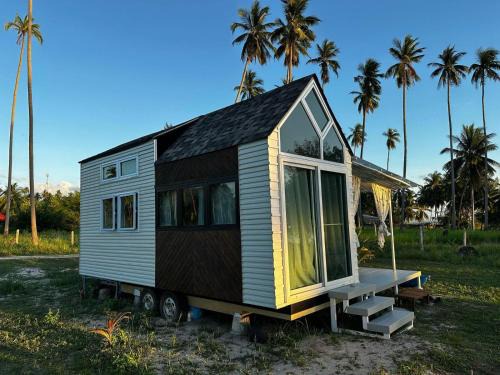 Lipa Noi House | Beachfront Tiny House, Koh Samui, Thailand with FREE Rowboat