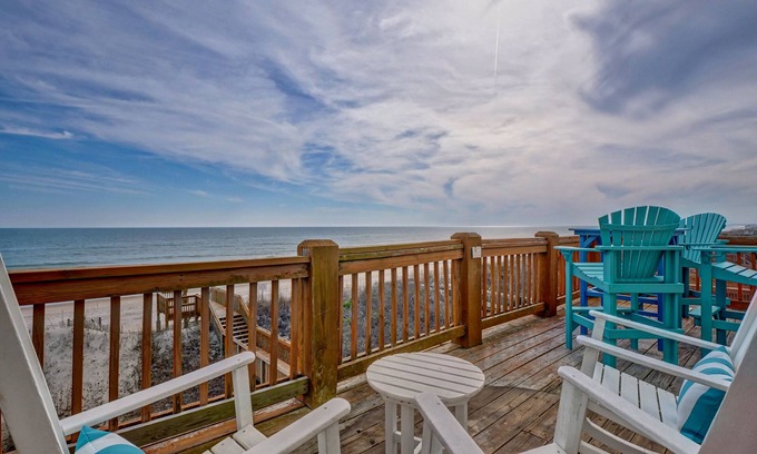 McCutcheon Field House | Beachfront! Hot Tub! Linens! Flexible Booking! Sleeps11! New Listing! Remodeled!
