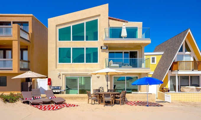 Hollywood House | Beachfront Villa w/Direct Beach Access & Elevator!