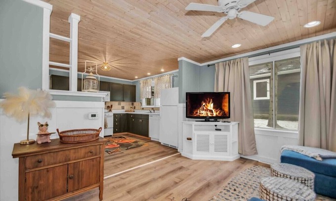 Grand Beach Cottage | Beachglass Cottage - Family Friendly Kids and Pets