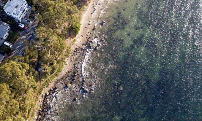 Taroona Apartment | Beachside Taroona with Spa