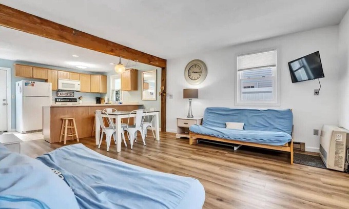 York Beach Condo | Beachy 2BR Condo, Just 10 Min to Long Sands Fun, Sleeps 8