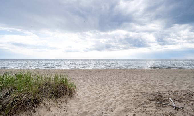 Holland Cottage | Beachy Bungalow w/Shared Lake Michigan Beach
