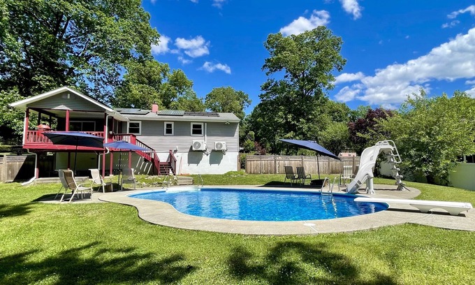 Beacon House | Beacon,Hudson Valley, 4bedroom 2bath, Sleeps 7, Pool, Hot Tub, Wifi,1.5m to town