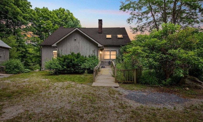 Sunderland House | Bear Pass - Mountain View 4 Bedroom Home by RedAwning