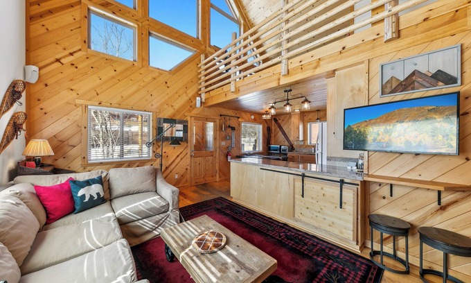 Mountain View Estates House | Bear Ridge Cabin: Hot Tub, BBQ, Quiet
