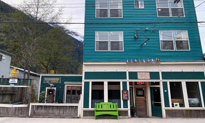 Stewart House | Bear Valley King Suite - Historic Hotel Bayview