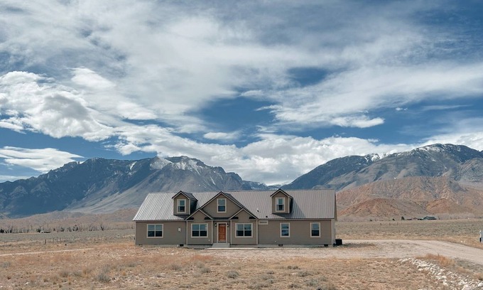 Clark House | Beartooth Retreat - EPIC Mountain Views! Near Cody WY and Red Lodge MTn