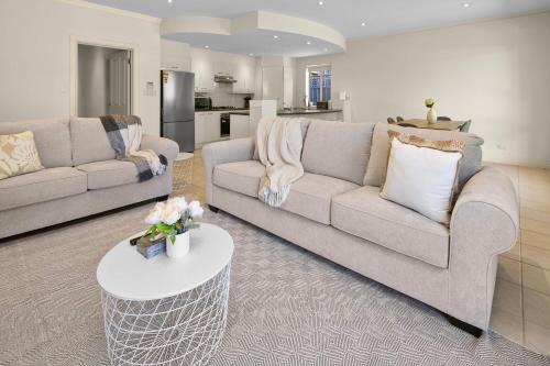 Beaumont House | Beaumont Bliss: 4BR 2 5BA Family Retreat