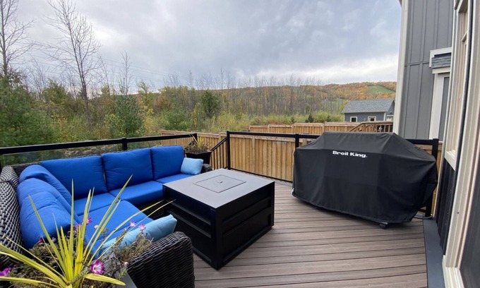 The Blue Mountains House | Beautiful home in Windfall, Blue Mountain. Walk to village, hot tub and pool!