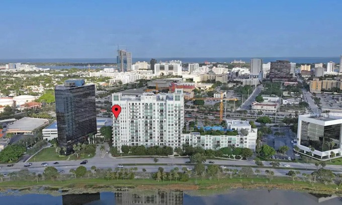 West Palm Beach Condo | Beautiful 2/2 Corner Unit in WPBn