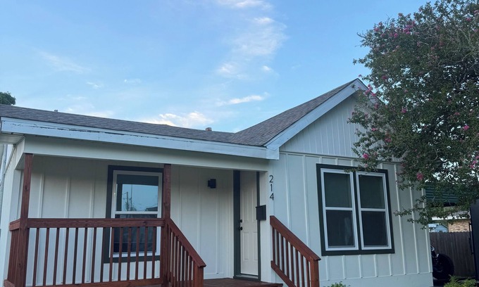 Lake Charles House | Beautiful 2-bedroom house with full kitchen in Lake Charles