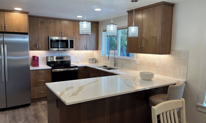 Mountain View District Apartment | Beautiful 2-bedroom near St. Charles Hospital. Six night minimum. n