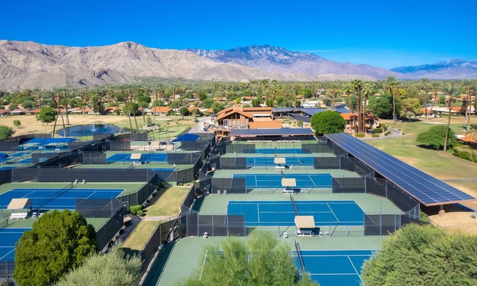 Rancho Mirage House | BEAUTIFUL 2 BR CONDO WITH GOLF COURSE AND MOUNTAIN VIEWS